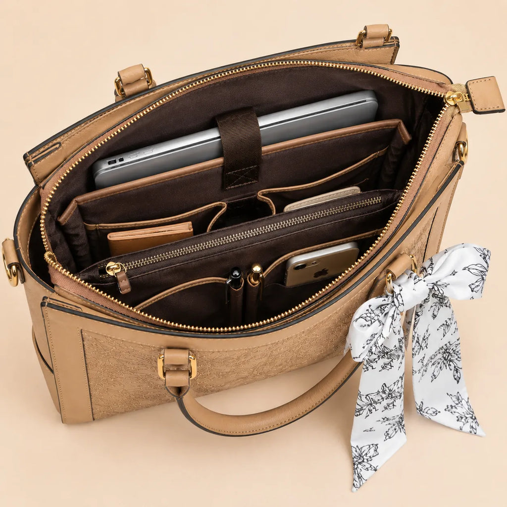 Vue intérieure d’un sac ordinateur femme beige camel avec compartiments de rangement et poche ordinateur portable