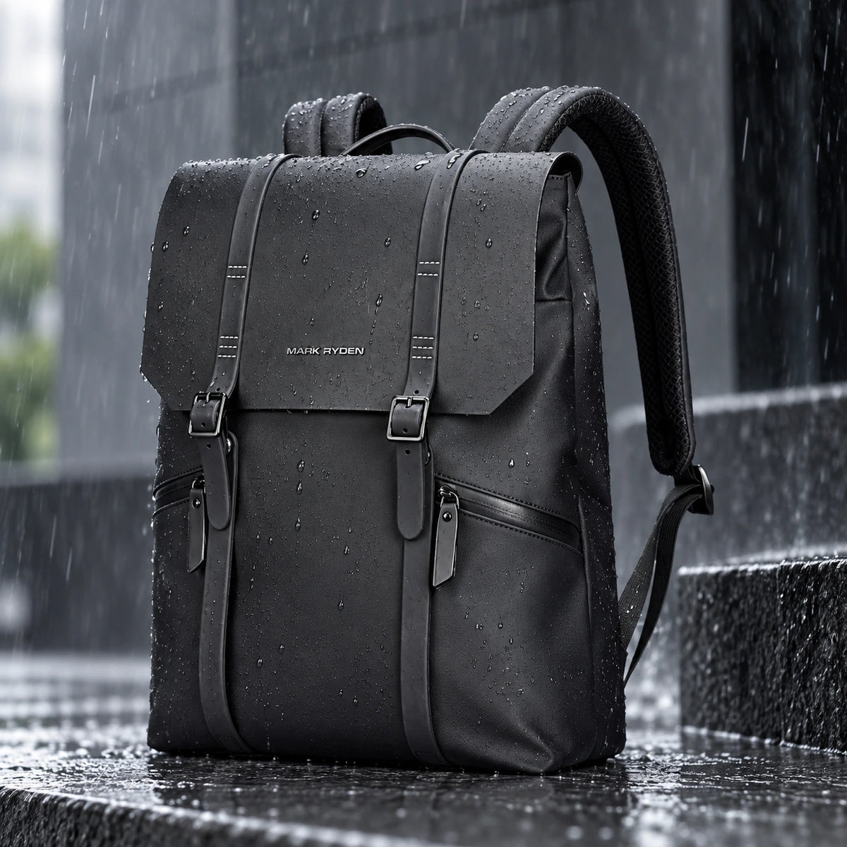 Le Classique, sac à dos ordinateur noir à rabat sous la pluie
