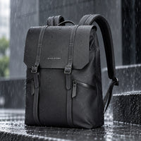 Le Classique, sac à dos ordinateur noir à rabat sous la pluie