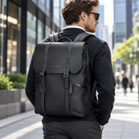 Le Classique, sac à dos ordinateur noir à rabat porté en ville
