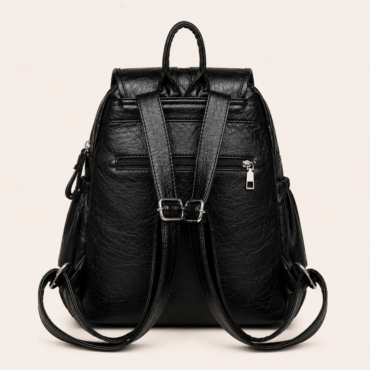 Vue arrière d’un sac à dos femme noir effet cuir avec bretelles ajustables et poche zippée arrière sur fond beige 