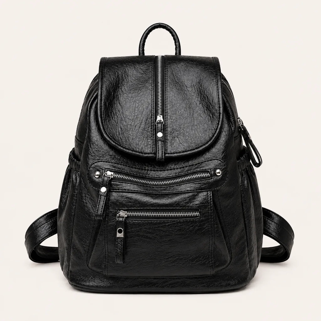 Sac à dos femme noir style cuir texturé avec multiples poches zippées et finition brillante sur fond beige 