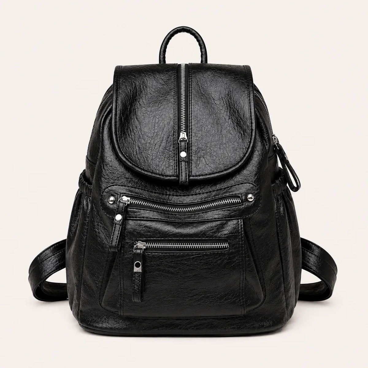 Sac à dos femme noir style cuir texturé avec multiples poches zippées et finition brillante sur fond beige 