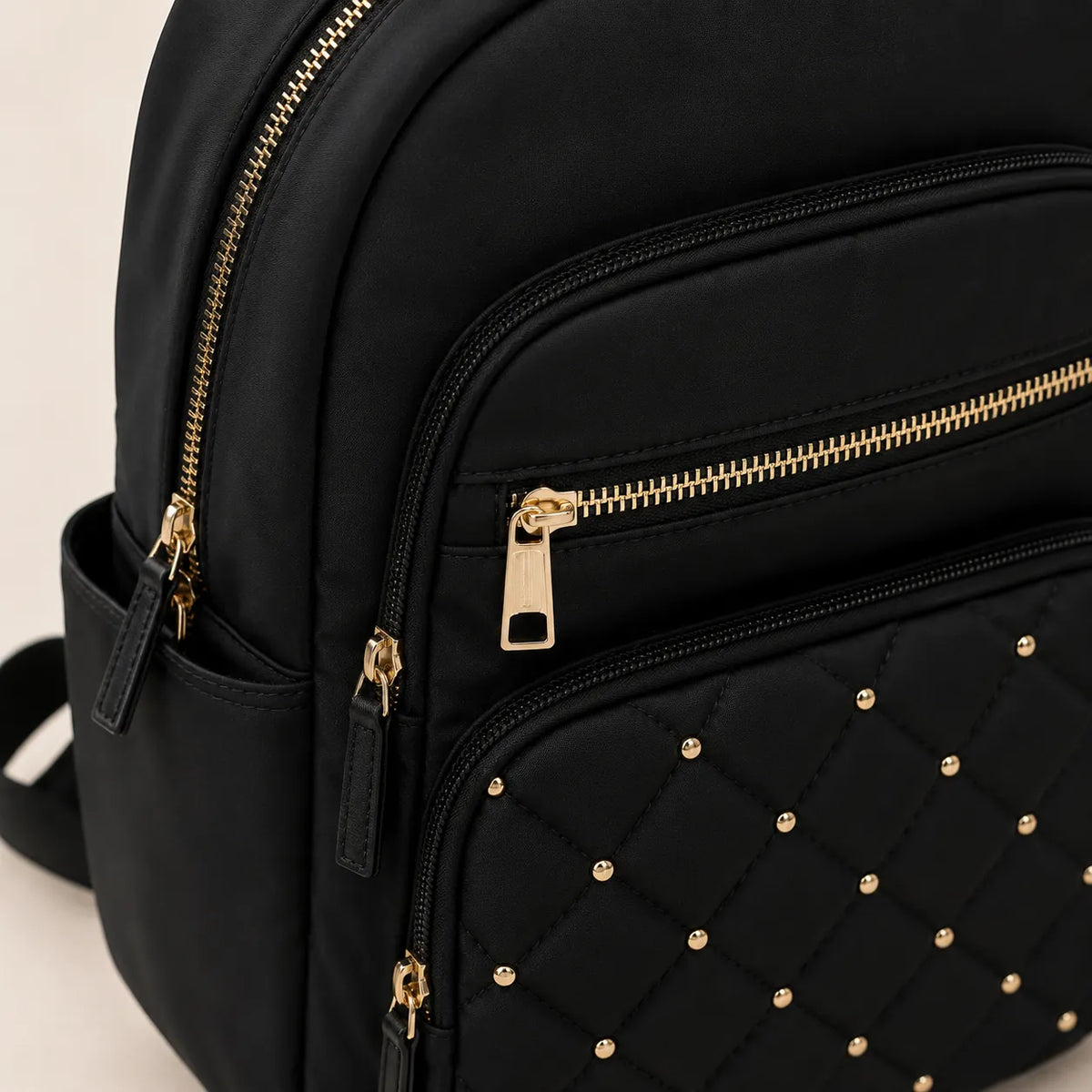 Detail des fermetures zippees et finitions d un sac a dos femme noir en nylon