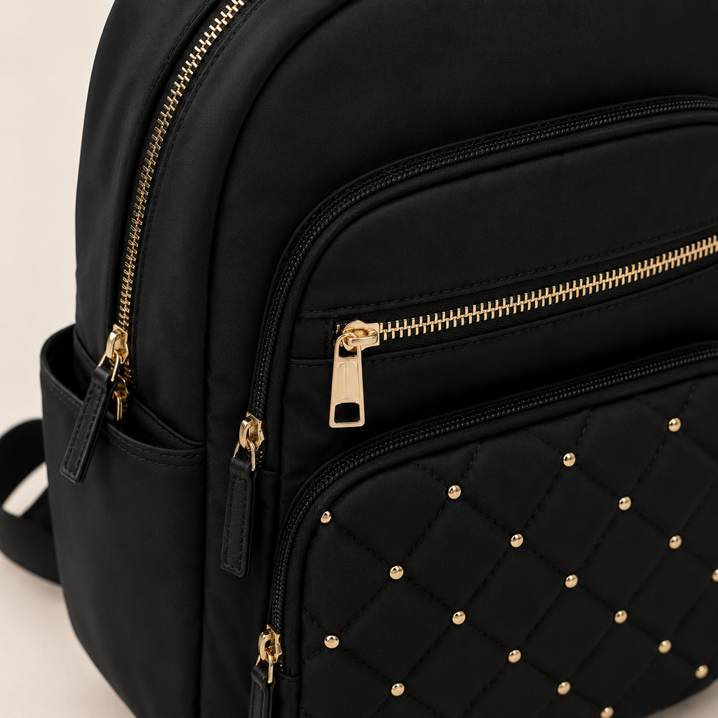 Detail des fermetures zippees et finitions d un sac a dos femme noir en nylon