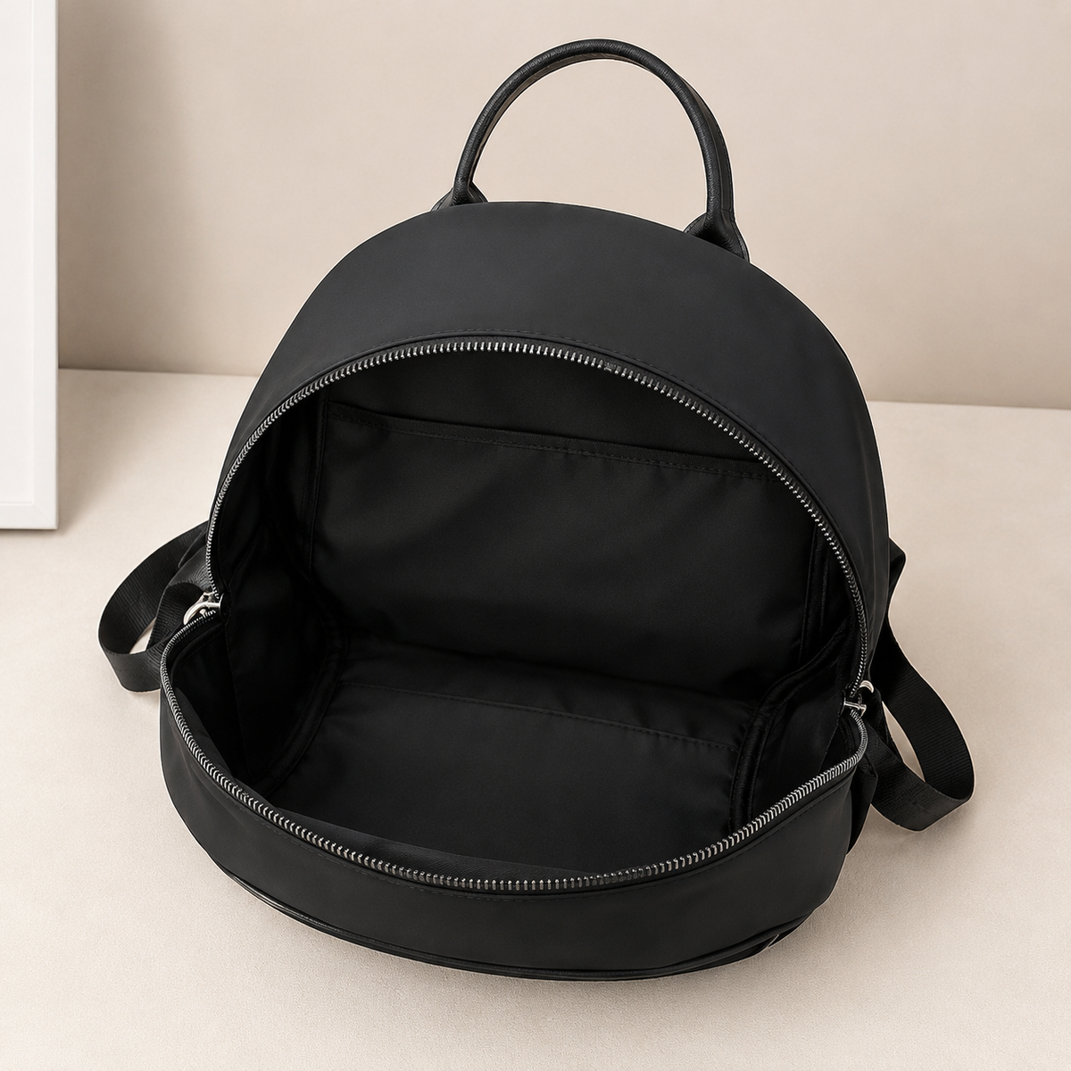 Interieur d un sac a dos femme noir en nylon avec grande ouverture zippee