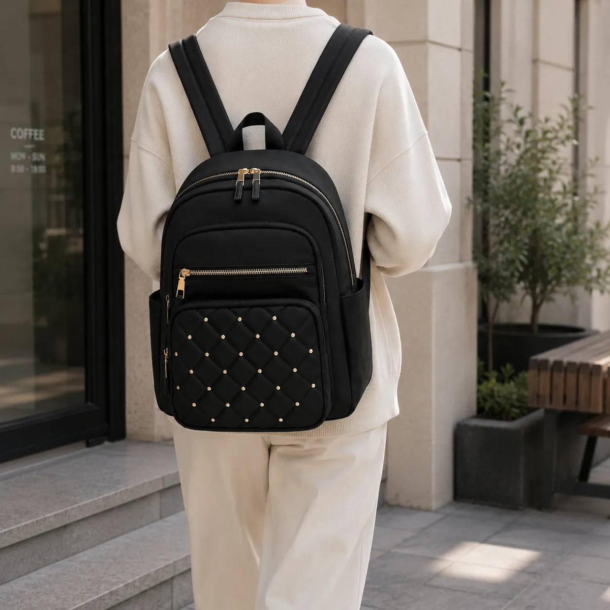 Sac a dos femme noir en nylon porte au quotidien dans un environnement urbain elegant
