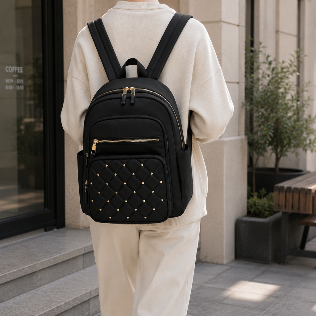 Sac a dos femme noir en nylon porte au quotidien dans un environnement urbain elegant