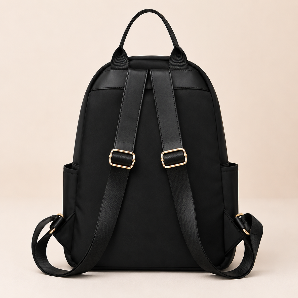 Vue arriere d un sac a dos femme noir en nylon avec bretelles ajustables
