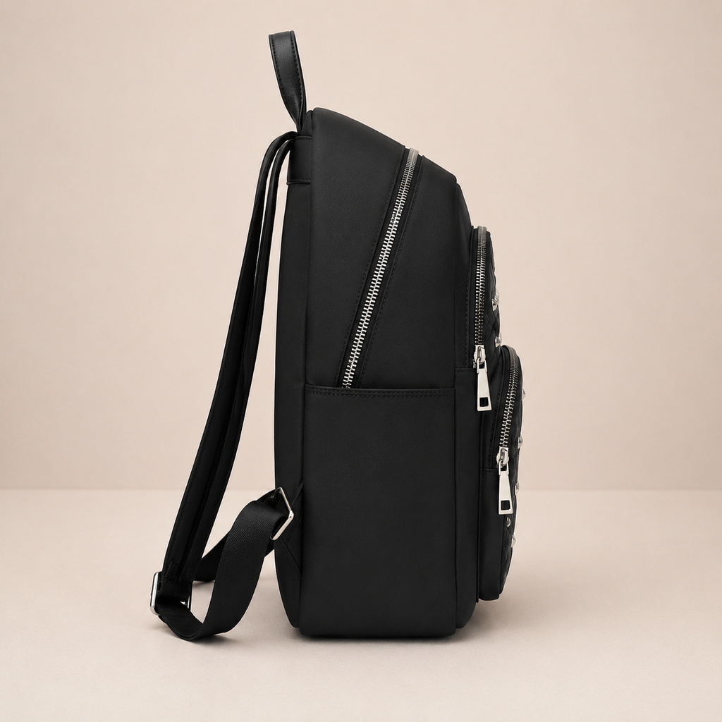 Vue de profil d un sac a dos femme noir en nylon avec fermeture zippee