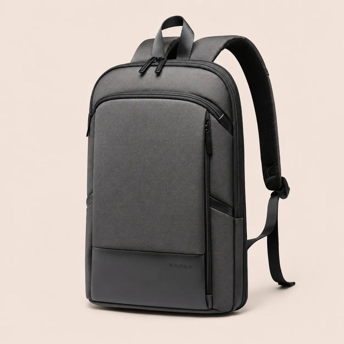 Sac à dos ordinateur BANGE gris anthracite sur fond beige premium avec finition texturée et design minimaliste urbain
