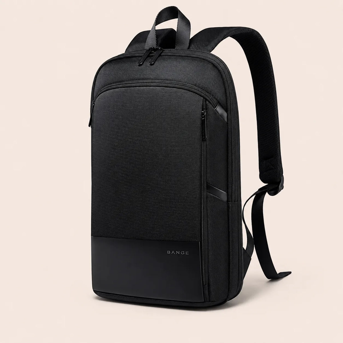 Sac à dos ordinateur BANGE noir vu de face en perspective sur fond beige premium avec finition texturée et fermeture zippée