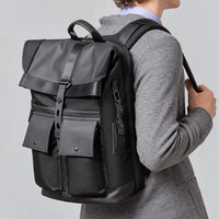 Sac à dos ordinateur Le Business noir porté sur le dos