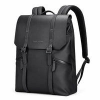 Le Classique, sac à dos ordinateur noir à rabat sur fond blanc