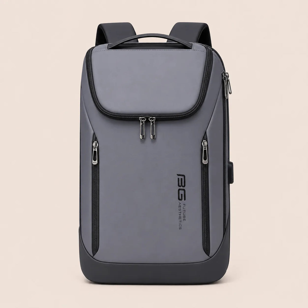 Sac à dos ordinateur gris au design minimaliste avec compartiments zippés et structure rigide sur fond beige clair