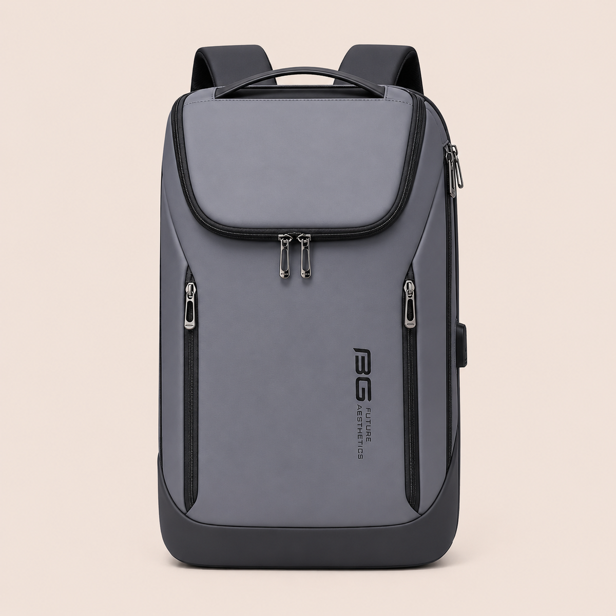Sac à dos ordinateur gris au design minimaliste avec compartiments zippés et structure rigide sur fond beige clair