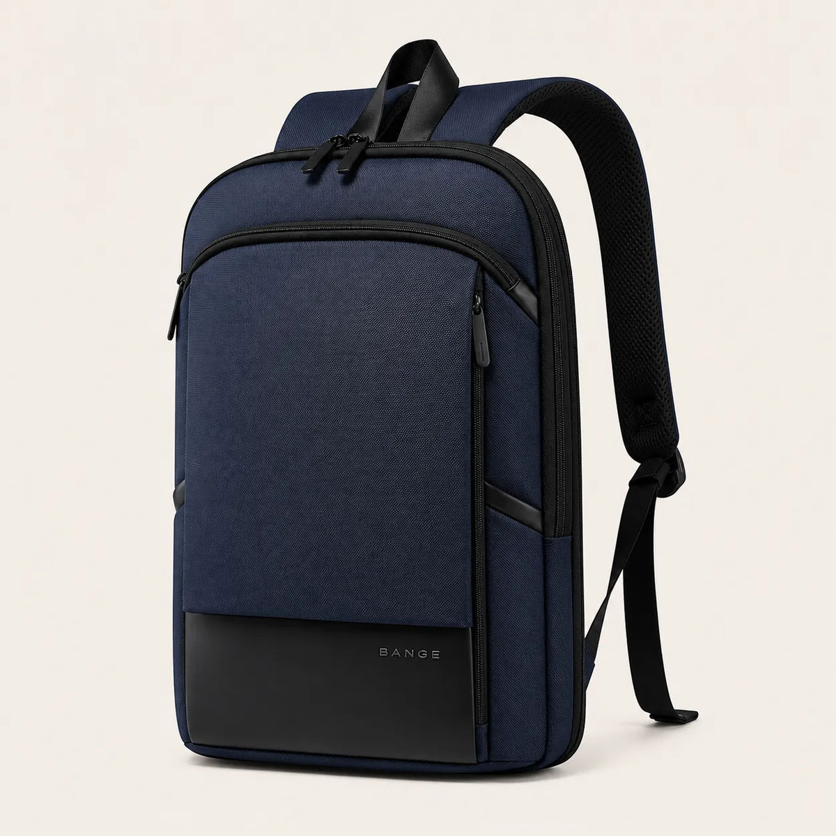 Sac à dos ordinateur homme BANGE bleu marine avec compartiment principal zippé et design minimaliste sur fond beige clair