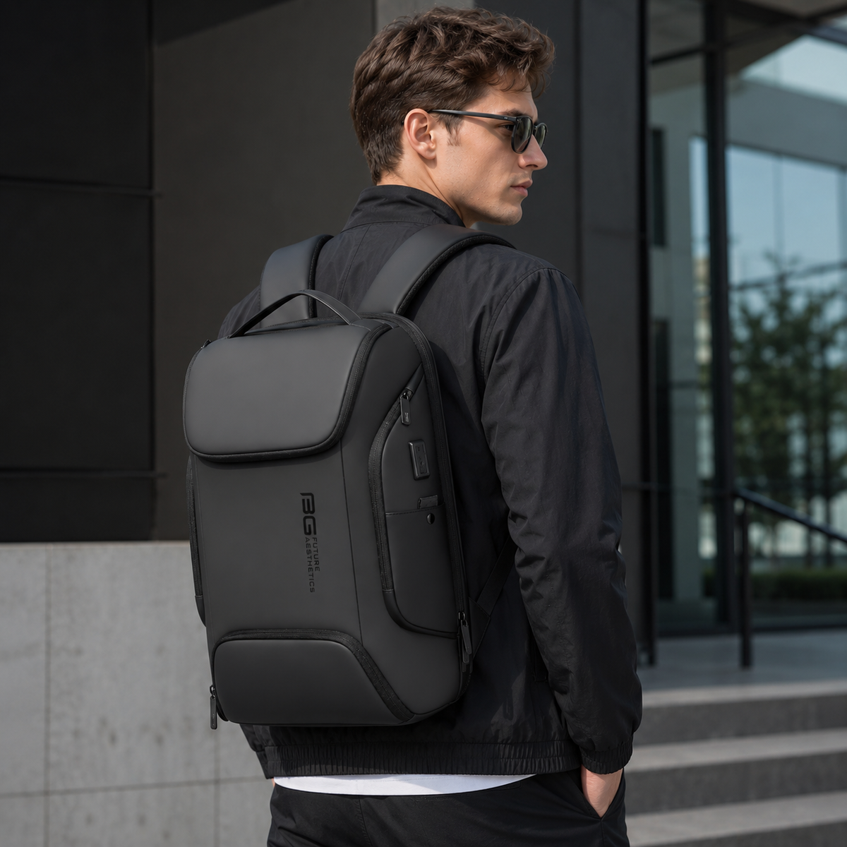 Homme portant un sac à dos ordinateur BG Future Aesthetics noir dans un environnement urbain moderne