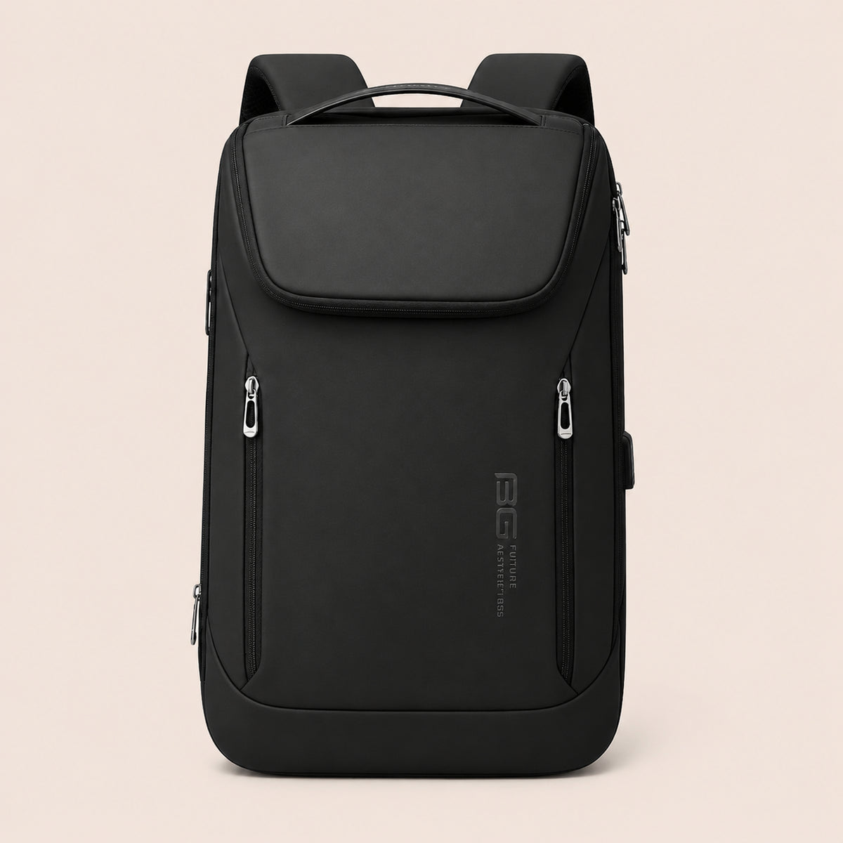 Sac à dos ordinateur noir minimaliste avec compartiments zippés et design structuré sur fond beige clair