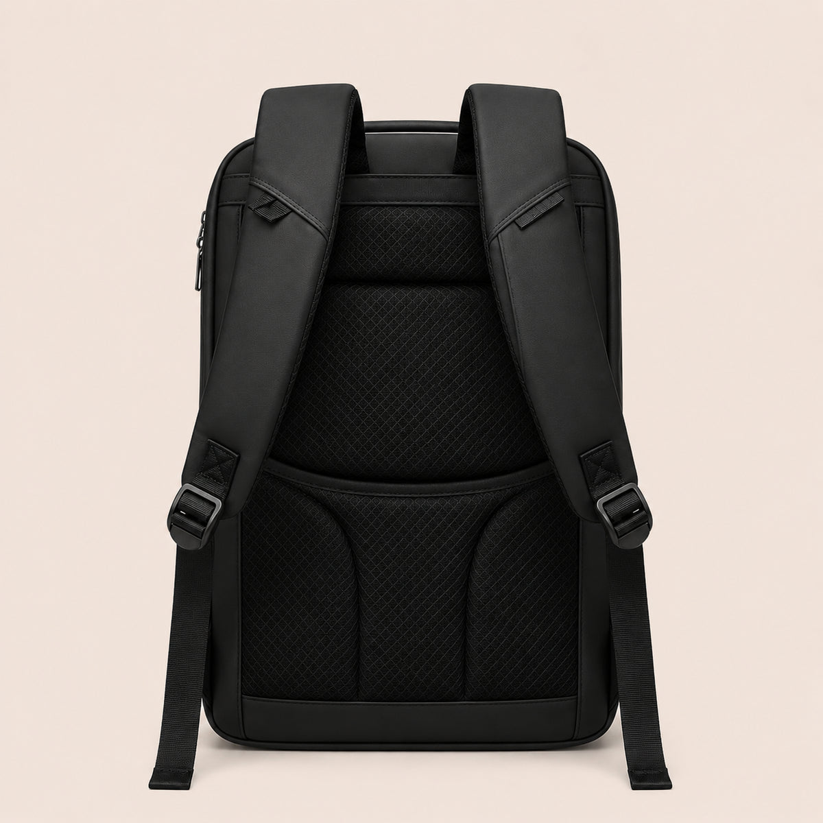 Vue arrière du sac à dos ordinateur noir avec bretelles rembourrées et dos matelassé sur fond beige clair