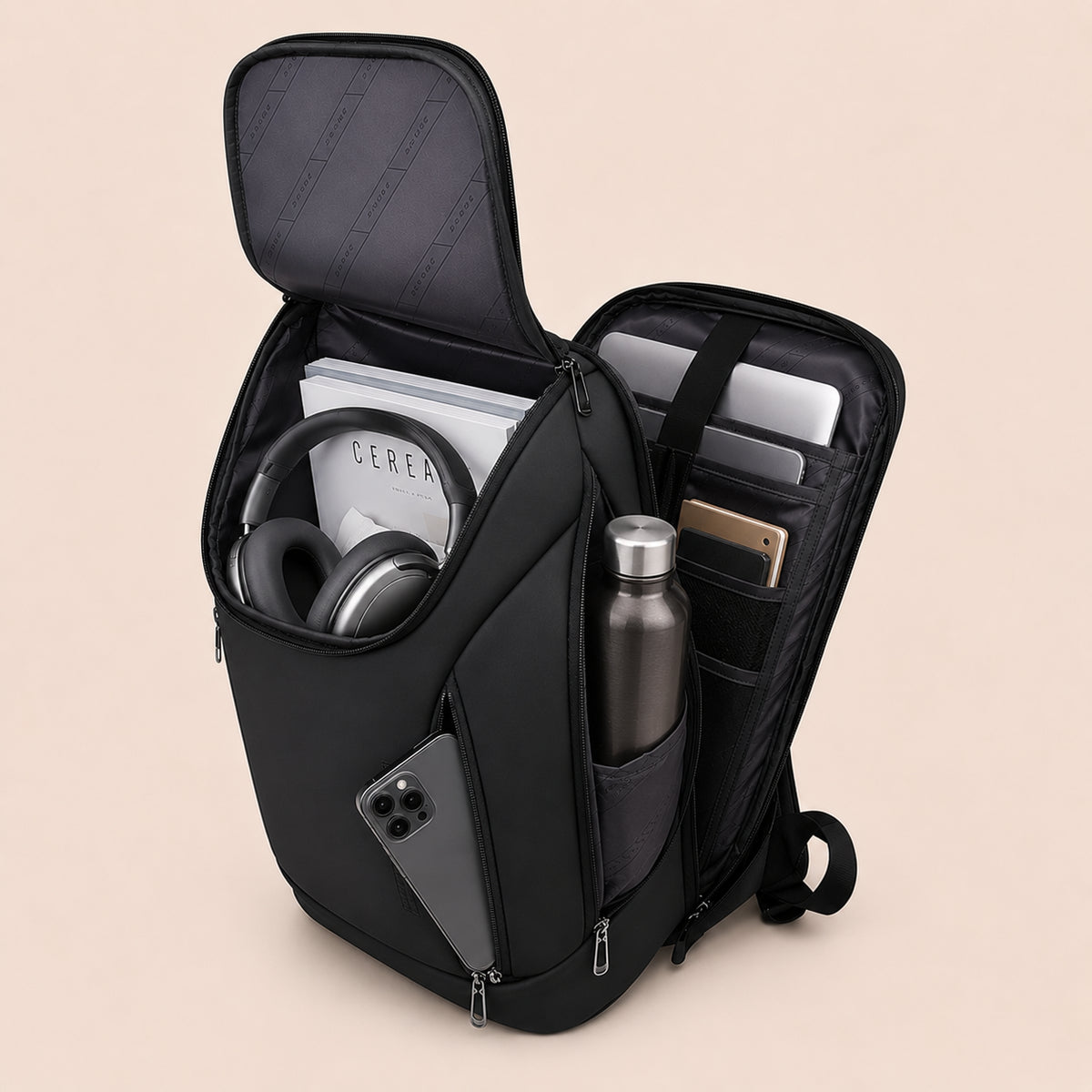 Vue intérieure du sac à dos ordinateur noir avec compartiments organisés, casque moderne, smartphone discret et rangement ordinateur portable