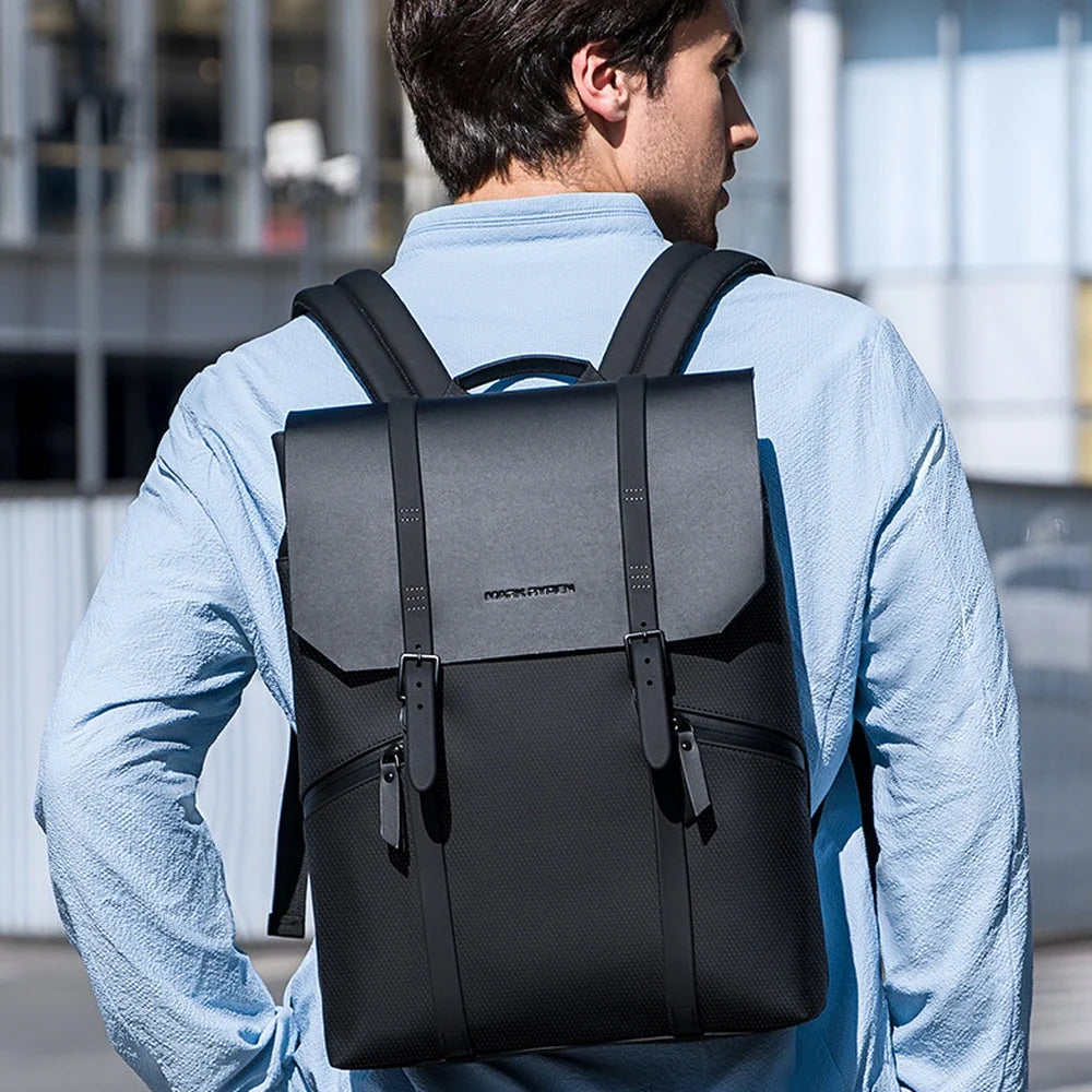 Le Classique, sac à dos ordinateur noir à rabat porté de dos