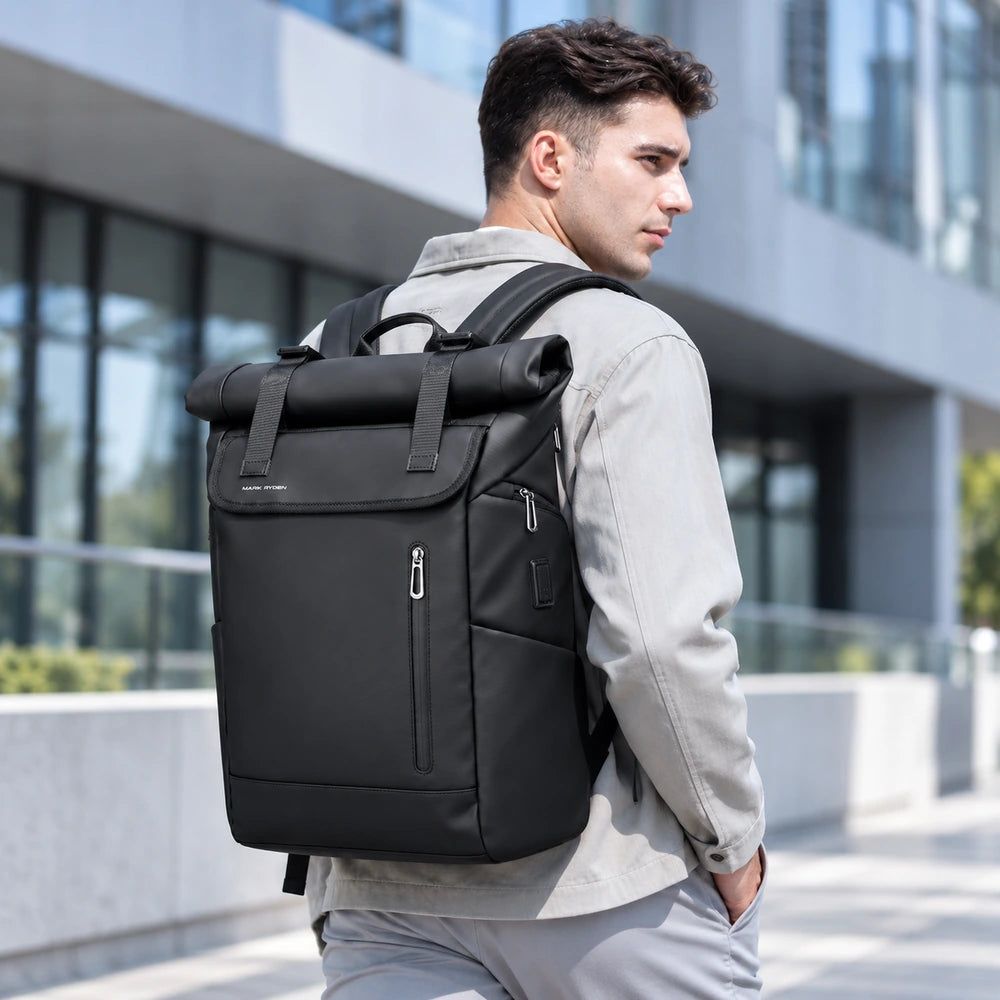 Le Nomade, sac à dos ordinateur Roll Top noir porté en environnement urbain moderne