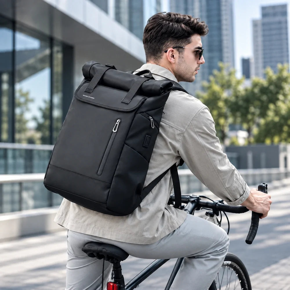 Sac à dos ordinateur Roll Top Le Nomade noir porté en déplacement urbain