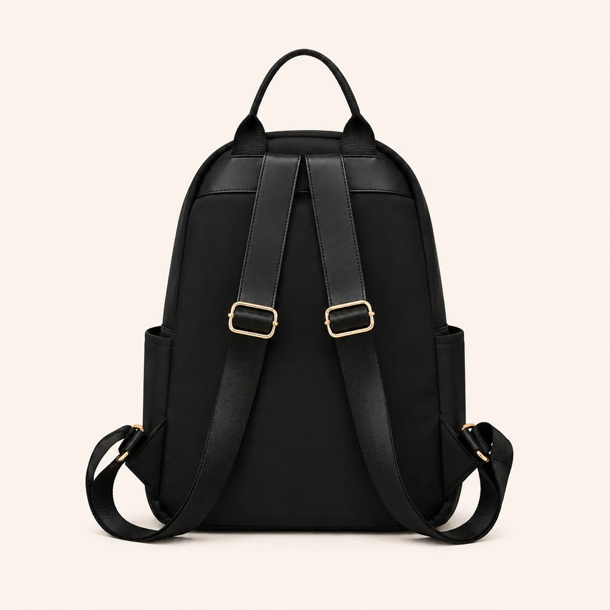 Vue arrière d’un sac à dos femme noir avec bretelles réglables et poignée de transport